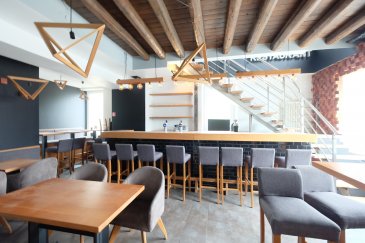 Luxembourg BONNEVOIE, à l'angle de rue de Bonnevoie et rue du Verger, 
restaurant entièrement équipé à louer au RDC et premier étage. D'une surface de 173 m2, avec plus de 50 places assises,  il est composé comme suit :RDC de 83 m2 : entrée, WC hommes et femmes, bar avec pompe à bière, tables avec chaises, plonge, douche, Premier étage de 90 m2 : tables et chaises, bar, salles restaurant, cuisine équipée (sous réserve de bon fonctionnement- les équipements de cuisine ne seront pas remplacés par le bailleur  ). Sous-sol : caves, Plusieurs sortie de secours, Libre de suite.
Prix mensuel : 3.850 euros + 250 euros de charges + 200 euros de provision sur eau, (gaz et chaudière séparés, à charge du locataire) 
Frais d'agence : un mois de loyer + TVA à charge du locataire
Contact et visites : Arianna Ghittino Téléphone : 691205573 Email : arianna@parkagence.lu