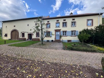 Tünsdorf – nur 15 Minuten von der Luxemburger Grenze entfernt 
erwartet Sie dieses außergewöhnliche Bauernhaus, das 2014 als „Saarländisches Bauernhaus“ ausgezeichnet wurde.

Auf einem idyllischen Grundstück von rund 33 ar vereint dieses Anwesen historischen Charakter,modernen Komfort und unendliche Nutzungsmöglichkeiten.Ob als großzügiges Familienanwesen,Mehrgenerationenhaus oder in Kombination von Wohnen und Arbeiten – hier finden Sie Raum für Ihre Träume.

Die Wohnbereiche

Einliegerwohnung (ca. 100 m²)
Ein eigener Bereich mit offenem Wohn-Esszimmer und Küche, einem Schlafzimmer, Büro und Badezimmer perfekt für Gäste oder Familie.
Haupthaus (ca. 220 m²)
Das Herzstück des Anwesens mit 6–7 Schlafzimmern, einem gemütlichen Wohnzimmer, Esszimmer,Küche, Bad und Waschküche,voller Charakter und Charme.

Die Highlights des Anwesens

Große Scheune (ca. 100 m²) vielseitig nutzbar: Pferdehaltung, Hunde, Oldtimer/Camper oder Hobbywerkstatt
Gewölbekeller 
Schuppen & Garage sowie mehrere Stellplätze
Traumhaftes Grundstück mit altem Baumbestand, viel Grün und Platz für Kinder und Tiere 

Dieses Bauernhaus ist mehr als nur ein Zuhause es ist ein Stück Geschichte, das mit liebevollen Details, großzügigen Räumen und seiner einmaligen Lage überzeugt. Hier spürt man die Verbindung von Vergangenheit und Zukunft und kann sein Leben im Einklang mit Natur und Ruhe gestalten.