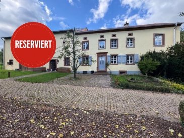 Tünsdorf – nur 15 Minuten von der Luxemburger Grenze entfernt 
erwartet Sie dieses außergewöhnliche Bauernhaus, das 2014 als „Saarländisches Bauernhaus“ ausgezeichnet wurde.

Auf einem idyllischen Grundstück von rund 33 ar vereint dieses Anwesen historischen Charakter,modernen Komfort und unendliche Nutzungsmöglichkeiten.Ob als großzügiges Familienanwesen,Mehrgenerationenhaus oder in Kombination von Wohnen und Arbeiten – hier finden Sie Raum für Ihre Träume.

Die Wohnbereiche

Einliegerwohnung (ca. 100 m²)
Ein eigener Bereich mit offenem Wohn-Esszimmer und Küche, einem Schlafzimmer, Büro und Badezimmer perfekt für Gäste oder Familie.
Haupthaus (ca. 220 m²)
Das Herzstück des Anwesens mit 6–7 Schlafzimmern, einem gemütlichen Wohnzimmer, Esszimmer,Küche, Bad und Waschküche,voller Charakter und Charme.

Die Highlights des Anwesens

Große Scheune (ca. 100 m²) vielseitig nutzbar: Pferdehaltung, Hunde, Oldtimer/Camper oder Hobbywerkstatt
Gewölbekeller 
Schuppen & Garage sowie mehrere Stellplätze
Traumhaftes Grundstück mit altem Baumbestand, viel Grün und Platz für Kinder und Tiere 

Dieses Bauernhaus ist mehr als nur ein Zuhause es ist ein Stück Geschichte, das mit liebevollen Details, großzügigen Räumen und seiner einmaligen Lage überzeugt. Hier spürt man die Verbindung von Vergangenheit und Zukunft und kann sein Leben im Einklang mit Natur und Ruhe gestalten.