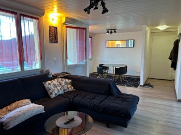 Bel appartement lumineux comprenant entrée, cuisine équipée récente ouverte sur son-séjour avec accès balcon à la vue dégagée, deux chambres, salle d'eau, wc séparé, cellier-buanderie pratique, cave. Cette co-propriété suivie et entretenue dispose d'un parking fermé et sécurisé, d'un grand espace vert, d'une entrée sûre avec interphone. La proximité du Centre ville est enviée. Les charges comprennent le chauffage fourni avec une énergie renouvelable et économique !!