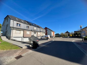 EN EXCLUSIVITÉ ACTIVE INVEST !

Appartement avec jardin privatif, terrasse et garage

 19, An Duelem ? L-5838 Fentange

Active Invest a le plaisir de vous proposer en exclusivité ce superbe appartement en rez-de-chaussée d'environ 100 m², idéalement situé dans un quartier calme et résidentiel de Fentange.
Ce bien rare sur le marché séduit par ses volumes, sa luminosité et surtout par son espace extérieur privatif, offrant une qualité de vie particulièrement recherchée.

Disposition du bien :
-	Hall d'entrée 
-	Spacieux séjour lumineux avec accès direct à la terrasse et au jardin 
-	Cuisine moderne entièrement équipée, ouverte avec îlot central 
-	2 chambres à coucher 
-	Salle de bains 
-	WC séparé 
-	Cave privative 
-	Buanderie indépendante 
-	Garage fermé 

Extérieurs :
-	Terrasse avec partie abritée (dalle du balcon supérieur) 
-	Jardin privatif aménagé 
-	Environnement calme et agréable 

Caractéristiques complémentaires :
-	Finitions de qualité 
-	Belle luminosité naturelle 
-	Quartier résidentiel recherché 
-	Facilité de stationnement 
-	Bien en excellent état, prêt à emménager 


Points forts :
-	Vente en exclusivité 
-	Rez-de-chaussée avec accès direct extérieur 
-	Jardin et terrasse 
-	Garage, cave et buanderie 
-	Aucun travail à prévoir 


Disponible à partir du 01.10.2026

Une opportunité rare à Fentange.
Pour plus d'informations ou pour organiser une visite, n'hésitez pas à nous contacter. Au +352 621 323 867.