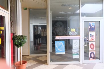 ETTELBRUCK, Grand-Rue, local commercial de 145 m2 sur rez-de-chaussée et 1er sous sol comprenant; local avec grandes vitrines au rez-de-chaussée, arrivées d'eau, deux bureaux, WC, pièce au sous sol.
Un emplacement de parking ouvert à l'extérieur.
Contact et visites : Mme Nassim TOLOUI, téléphone : 691 120 478
