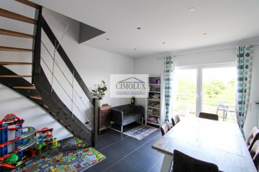 L\'agence CIMOLUX vous propose un bel appartement, prêt à emménager, se trouve dans une petite résidence de 7 unités construite en 2011. La résidence est très bien entretenue et se situe à deux pas du centre-ville de Schifflange. <br>Situé au 3ème et dernier étage, l\'appartement s\'ouvre sur un hall d\'entrée muni d\'une penderie intégrée et d\'un espace de rangement sous l\'escalier.<br>Ce premier étage accueille les 3 chambres, la salle de douche avec wc, la salle de bain et le wc séparé. Toutes ces pièces sont distribuées autour d\'un agréable couloir agrémenté de deux armoires à chaussures supplémentaires.<br><br>L\'escalier principal amène au second étage. Il débouche sur un petit palier accueillant une nouvelle grande armoire sur mesure installée en 2022 (Eggo). La cuisine entièrement équipée permet d\'accéder à un grand débarras et au premier balcon.<br>La salle à manger lumineuse débouche sur le second balcon d\'où la vue est dégagée. Sur les balcons spacieux, vous serez au soleil toute la journée.<br><br>Depuis la salle à manger, vous accédez par un escalier en bois à une mezzanine (hors cadastre) d\'environ 12m2, actuellement aménagée en coin bureau et salon. Possibilité de rajouter environ 8 mètres d\'armoires intégrées dans les sous-pentes. Petit grenier de rangement accessible depuis une trappe.<br><br>Les atouts suivants sont également offerts:<br><br>- emplacement intérieur, cave privative, espace de rangement dans cave commune et local à vélo commun<br>- place de parking supplémentaire facile à trouver dans le quartier<br>- toiture nettoyée et entretenue en 2022<br>- grand entretien chaudière (gaz) en 2022<br>- ravalement façade avant et arrière provisionné et prévu en juillet 2023<br>- tout est accessible à pied: crèches, écoles, piscine, hall omnisport, terrain de tennis, bus 4, train, supermarché, boulangerie, restaurants, plaine de jeux, forêt etc...<br><br>Charges mensuelles: environ 300 euros pour une famille de 4 avec couple 100% en télétravail.<br>CPE: E.<br>Disponibilité à convenir.<br>Prix de vente 629.000€<br>Charges 300 €<br>(frais d\'agence 2% TVA 16%)<br><br>Pour plus d\'informations contactez l\'agence on parle français, allemand, luxembourgeois, anglais, portugais et italien.