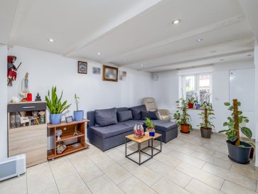 Properties Partners vous propose à la vente dans la commune de Sandweiler une maison jumelée avec 3 chambres.

Située dans un endroit résidentiel, très calme et proche de toute commodité, cette maison se compose comme suit :

Au RDC :
Un espace jour ouvert qui intègre cuisine et salon de 44 m² avec WC séparé et accès à un espace extérieur de 35 m².

Au 1er étage :
Une grande salle de bain de 10 m² avec douche, baignoire et WC, une première chambre de 14 m².

Au 2ème étage (en comble) :
Deux chambres d'environ 13 m² (11 et 12 en surface habitable) avec des velux.

À savoir sur la maison :
- chauffage électrique donc charge faible de 100€ par mois ;
- toiture refaite en 2007 ;
- façade refaite en 2018.

Le bien proposé ne dispose pas de sous-sol ni de garage, mais il y a un espace de stockage à l'extérieur et c'est possible de garer la voiture avec facilité devant la maison. Grâce à sa position proche du centre, vous trouverez tous commerces de première nécessité tout près du bien. À deux pas, il y a l'arrêt de bus pour toute destination, y compris le centre-ville de Luxembourg, toutes les 15 minutes. La distance en voiture pour la ville de Luxembourg est d'environ 15 minutes et vous serez également très proche de l'aéroport de Findel, qui est à seulement 20 minutes.

Pour toute question complémentaire et fixer un rendez-vous de visite, n'hésitez pas à nous contacter de suite.