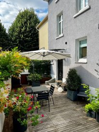 Maison de ville des années 30 - Charme et confort au coeur de Thionville. Découvrez cette magnifique maison de ville de 146 m² habitables, idéalement située dans l'un des quartiers les plus prisés de Thionville. Édifiée dans les années 30, elle a su conserver le charme de l'ancien tout en intégrant des prestations contemporaines de qualité.
La cuisine équipée est ouverte sur une salle à manger conviviale et un salon cosy.
À l'étage : 3 chambres (dont un dressing) et une salle de bains élégante.
Les combles aménagés accueillent un espace polyvalent avec sauna privatif.
Les informations sur les risques auxquels ce bien est exposé sont disponibles sur le site Géorisques : www.georisques.gouv.fr » 
Contactez-nous dès maintenant pour organiser une visite et laissez-vous séduire par cette maison d'exception.
- Karine Karas : 06 08 31 19 87
- Katia Moriceau : 06 75 66 99 25