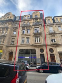 L'agence SIRUS IMMOBILIERE vous propose en vente un magnifique appartement lumineux d'environ 110 m2 dans un immeuble classé à ESCH/ALZETTE

Situé au 3ème étage de la Résidence EMILI II, l'appartement se compose comme suit:

Un hall d'entrée  -  une cuisine équipée avec débarras - trois chambres à coucher - une salle de douche avec WC et une cave.

Idéalement situé, juste à côté de la zone piétonne ainsi que les commerces et la gare se trouve à 500 mètres à pied. 
L'appartement sera disponible fin mai,début jui.

N'hésitez pas de nous contacter au +352 54 89 13 ou par mail info@sirus.lu pour plus d'informations.

L'équipe SIRUS IMMOBILIERE