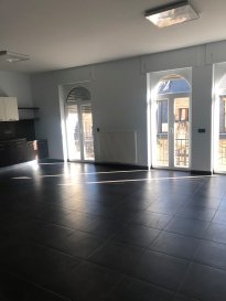 L'agence SIRUS IMMOBILIERE vous propose en vente un magnifique appartement lumineux d'environ 110 m2 dans un immeuble classé à ESCH/ALZETTE

Situé au 3ème étage de la Résidence EMILI II, l'appartement se compose comme suit:

Un hall d'entrée  -  une cuisine équipée avec débarras - deux chambres à coucher - un bureau - une salle de douche avec WC et une cave.

Idéalement situé, juste à côté de la zone piétonne ainsi que les commerces et la gare se trouve à 500 mètres à pied. 

N'hésitez pas de nous contacter au +352 54 89 13 ou par mail info@sirus.lu pour plus d'informations.

L'équipe SIRUS IMMOBILIERE