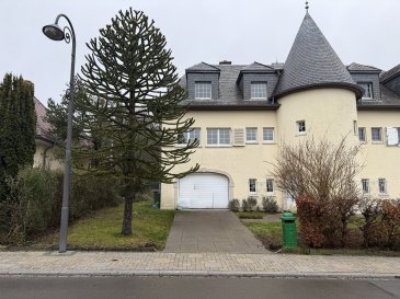 Découvrez cette charmante maison jumelée à vendre située à Bettange-sur-Mess, une localité paisible et pittoresque au cœur de Luxembourg. Cette propriété est proposée par le vendeur ARINVEST sàrl et offre une combinaison unique d'intimité et de commodité, idéal pour une famille ou un couple à la recherche d'un lieu chaleureux à s'installer.

Détails de la propriété : 
Cette maison spacieuse de 140 m², construite en 1983, s'étend sur deux étages et bénéficie d'une surface de terrain de 5 ares. Elle dispose de troischambres à coucher confortables, une salle de bains, ainsi qu'un espace garage et un parking extérieur. La cuisine est équipée et séparée, apportant fonctionnalité et confort à ce foyer. Pour vos moments de détente en plein air, une terrasse de 22 m² est à votre disposition. En intérieur, vous apprécierez le caractère authentique de la cheminée qui agrémente le séjour. De plus, le bien possède un grenier aménageable pratique et une buanderie intégrée. Le chauffage est assuré au gaz, correspondant à une classe énergétique 