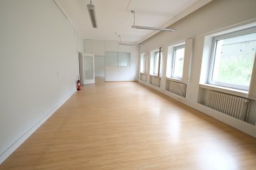 LUXEMBOURG-BELAIR 31-33, Boulevard Grande-Duchesse Charlotte, 

bureau de 81.3m2 - divisé en un open space de 64.6m2 et bureau de direction de 16.7m2 - dans Centre d'Affaire, au rez-de-chaussée - dans les parties communes : kitchenette, WC hommes et femmes. 
Disponible de suite 

Prix : 2500 EUR charges comprises (internet, chauffage, eau, électricité) - Durée 1 an minimum 
Caution 2 mois de loyer - Commission d'agence un mois de loyer + TVA à charge du locataire 

Contact et visites : Arianna GHITTINO, email : arianna@parkagence.lu téléphone 691 205 573 et Rosalba MAITRE, téléphone : 691 550 189
