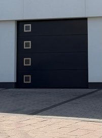 HOUSE FOR YOU vous propose en location un garage box fermé avec parking privatif devant, situé à route de Bascharage, L-4513 Niederkorn.
Atouts
- Garage box fermé pour un stationnement sécurisé  
- Parking privatif devant le garage  
- Porte de garage motorisée  
- Électricité et eau disponibles  
- Contrat d'1 an renouvelable
Loyer et conditions
- Loyer : 300 € / mois
- Caution : 3 mois  
- Frais d'agence : 300 € + 17% TVA

Option supplémentaire
Possibilité de louer un parking intérieur dans la même résidence pour 125 € / mois.
Accessibilité (pratique au quotidien)
Emplacement à Niederkorn, secteur facile d'accès grâce à la proximité des axes routiers et des services du quotidien.

Pour toute information ou pour organiser une visite, contactez-nous.