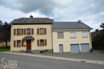 l\'Agence immobilière Christine SIMON vous présente en exclusivité cette maison- appartement d\'une surface habitable d\'env. 175 m2 et d\'une surface utile d\'env. 340 m2 construite  sur un terrain de 9,18 ares à Reuler Commune de Clervaux au Nord du Luxembourg.<br><br>Actuellement la maison qui est à rénover est divisée en deux parties à gauche une maison et à droite un appartement, ils se composent comme suit:<br>Hall d\'entrée de la maison, cuisine équipée indépendante de 14 m2 , salon et salle à manger de 27,50 m2, terrasse couverte.<br>A l\'étage 3 chambre à coucher (12,50, 13 et 16 m2) et une salle de douche.<br>Un grenier possibilité à aménager, une cave et une buanderie.<br>Un grand jardin commun avec des abris de jardin.<br>L\'appartement avec son entrée indépendante qui se compose comme suite:<br>Hall d\'entrée, salon (17 m2), cuisine équipée indépendante (11,52m2), salle de douche, 2 chambres à coucher (12,70 et 12,50 m2)<br>En dessous de l\'appartement 2 garages communs et un Atelier.<br>Pour un promoteur:<br>Suivant la nouvelle; Refonte du Plan d\'Aménagement Général (PAG) de la commune de Clervaux et sous réserve d\'acceptation du projet il sera possible de construire une Résidence de 8 appartements à partir de l\'année prochaine.<br>Conditions:<br>3  mètres gauche et à droite, 6 mètres de la rue et 16 mètres de profondeur, possibilité de faire un sous-sol, hauteur corniche 7 mètres.<br><br>Pour de plus amples renseignements contactez Christine SIMON tel: 621 189 059 ou par mail au cs@christinesimon.lu<br><br><br />Ref agence :Maison Reuler