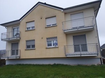 Bel APPARTEMENT de 90 m2
Hall d'entrée, W.C. séparé, Salle de Bains + douche, Living, Cuisine équipée, 2 chambres à coucher, 2 Balcons, Cave, Grenier, Parking intérieur, Buanderie en commun.
Etat impeccable