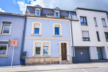 Manso Immo vous propose cette spacieuse maison rénovée, idéalement située au coeur de Dudelange, à deux pas des écoles, commerces et transports. Répartie sur trois niveaux, elle séduit par ses volumes généreux, sa fonctionnalité et son excellent état d'entretien, un bien idéal pour accueillir une grande famille !

Elle offre une surface habitable confortable avec :

-	Une cuisine équipée ouverte sur un vaste living et une salle à manger conviviale
-	Quatre chambres lumineuses
-	Deux salles de bains modernes
-	Un WC séparé
-	Une belle terrasse ainsi qu'un jardin à l'arrière, parfaits pour profiter des beaux jours
-	Une grande cave divisée en buanderie et en espace polyvalent (salle de sport ou loisirs)
-	Quatre emplacements de parking, dont un accès direct à l'arrière du terrain

Emplacement central, cadre de vie agréable, espace et confort. Cette maison a tout pour plaire à une famille à la recherche d'un vrai « chez soi ».

Toutes les indications sont basées exclusivement sur les informations mises à notre disposition par nos clients. Nous n'assumons aucune garantie quant à l'exactitude et l'actualité de ces indications.

Les prix affichés s'entendent frais d'agence inclus de 3% + 17%TVA. Les honoraires d'agence sont à charge des vendeurs.

Pour plus d'informations, photos ou convenir d'un rendez-vous, vous pouvez nous contacter au :
+352 24 51 33 79 info@mansoimmo.lu