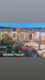 NOUVEAUTÉ  EN EXCLUSIVITÉ GL PROMOTION  

GRAND FAILLY, proche LONGWYON, Belle maison rénovée de 197 m² :

Dans un environnement calme et verdoyant, cette maison bénéficie d'un accès privilégié vers le secteur de Longwy et le Luxembourg, offrant une situation intéressante pour les travailleurs frontaliers.  
Découvrez cette belle maison de 197 m² habitables, rénovée avec goût et offrant de beaux volumes ainsi qu'un agréable cadre de vie, offrant 3 chambres + potentiel suite parentale et Jardin sans vis-à-vis.  

AU REZ-DE-CHAUSSÉE  

Vous découvrirez une agréable entrée avec sas, desservant :  

Une chambre, pouvant également être aménagée en bureau, salle de loisirs ou espace polyvalent,  
Une salle de bains équipée d'une douche, d'une vasque et de WC,  
Une superbe pièce de vie traversante de plus de 40 m², réunissant, une partie salon offrant une ambiance chaleureuse autour d'un poêle à bois central. une grande salle à manger avec coin bar et une grande cuisine équipée avec îlot central.  

La cuisine bénéficie d'un accès direct à la terrasse et au jardin, offrant une belle continuité entre les espaces intérieurs et extérieurs.  

Le jardin, clos, arboré et sans vis-à-vis, constitue un véritable espace de détente. Il dispose notamment d'un bassin agrémenté de carpes koï ainsi que d'une agréable pergola, idéale pour profiter des beaux jours.  

À L'ÉTAGE  

L'espace nuit se compose de :  

3 belles chambres spacieuses avec rangements ;  
Un vaste espace de plus de 40 m², actuellement à aménager, offrant la possibilité de créer une superbe suite parentale. Les arrivées et évacuations d'eau chaude sanitaire ainsi que l'électricité sont déjà en place ;  
Une seconde salle de bains avec douche, vasque et WC.  

LES + DU BIEN  
197 m² habitables  
Maison rénovée avec goût  
4 chambres existantes, avec possibilité d'une suite parentale  
Pièce de vie de plus de +/- 55 m²  
Cuisine équipée avec îlot central  
Salon avec poêle à bois  
Jardin clos, arboré et sans vis-à-vis  
Bassin à carpes koï  
Pergola  
Menuiseries PVC avec volets roulants PVC, oscillo-battants et motorisation Somfy  
Menuiseries de moins de 5 ans  
Moustiquaires  
Combles isolés avec 30 cm de laine de verre  
Cave sous l'intégralité de la maison  
3 stationnements privatifs à l'avant  
Situation idéale pour les travailleurs frontaliers  
UNE MAISON FAMILIALE AUX NOMBREUSES POSSIBILITÉS  

Avec ses volumes généreux, son potentiel d'aménagement, son jardin intimiste et sa situation sur un axe recherché vers le Luxembourg, cette maison offre un cadre de vie particulièrement agréable.  
La commune dispose d'une école primaire. Les commerces et services du quotidien sont accessibles dans les communes voisines, notamment à Longuyon, qui propose supermarchés, commerces, pharmacies et différents services.  

Le secteur de Longwy, avec son offre commerciale plus étendue, complète les commodités à proximité.  

Une visite s'impose pour découvrir tout le potentiel de cette propriété.  

EXCLUSIVITÉ GL PROMOTION  
Frais d'agence à charge vendeur