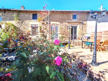 NOUVEAUTÉ  EN EXCLUSIVITÉ GL PROMOTION  
Belle maison rénovée de 197 m² à Grand-Failly (54260)  

Située à Grand-Failly, dans un environnement calme et verdoyant, cette maison bénéficie d'un accès privilégié vers le secteur de Longwy et le Luxembourg, offrant une situation intéressante pour les travailleurs frontaliers.  
Découvrez cette belle maison de 197 m² habitables, rénovée avec goût et offrant de beaux volumes ainsi qu'un agréable cadre de vie, offrant 3 chambres + potentiel suite parentale et Jardin sans vis-à-vis.  

AU REZ-DE-CHAUSSÉE  

Vous découvrirez une agréable entrée avec sas, desservant :  

Une chambre, pouvant également être aménagée en bureau, salle de loisirs ou espace polyvalent,  
Une salle de bains équipée d'une douche, d'une vasque et de WC,  
Une superbe pièce de vie traversante de plus de 40 m², réunissant, une partie salon offrant une ambiance chaleureuse autour d'un poêle à bois central. une grande salle à manger avec coin bar et une grande cuisine équipée avec îlot central.  

La cuisine bénéficie d'un accès direct à la terrasse et au jardin, offrant une belle continuité entre les espaces intérieurs et extérieurs.  

Le jardin, clos, arboré et sans vis-à-vis, constitue un véritable espace de détente. Il dispose notamment d'un bassin agrémenté de carpes koï ainsi que d'une agréable pergola, idéale pour profiter des beaux jours.  

À L'ÉTAGE  

L'espace nuit se compose de :  

3 belles chambres spacieuses avec rangements ;  
Un vaste espace de plus de 40 m², actuellement à aménager, offrant la possibilité de créer une superbe suite parentale. Les arrivées et évacuations d'eau chaude sanitaire ainsi que l'électricité sont déjà en place ;  
Une seconde salle de bains avec douche, vasque et WC.  

LES + DU BIEN  
197 m² habitables  
Maison rénovée avec goût  
4 chambres existantes, avec possibilité d'une suite parentale  
Pièce de vie de plus de +/- 55 m²  
Cuisine équipée avec îlot central  
Salon avec poêle à bois  
Jardin clos, arboré et sans vis-à-vis  
Bassin à carpes koï  
Pergola  
Menuiseries PVC avec volets roulants PVC, oscillo-battants et motorisation Somfy  
Menuiseries de moins de 5 ans  
Moustiquaires  
Combles isolés avec 30 cm de laine de verre  
Cave sous l'intégralité de la maison  
3 stationnements privatifs à l'avant  
Situation idéale pour les travailleurs frontaliers  
UNE MAISON FAMILIALE AUX NOMBREUSES POSSIBILITÉS  

Avec ses volumes généreux, son potentiel d'aménagement, son jardin intimiste et sa situation sur un axe recherché vers le Luxembourg, cette maison offre un cadre de vie particulièrement agréable.  
La commune dispose d'une école primaire. Les commerces et services du quotidien sont accessibles dans les communes voisines, notamment à Longuyon, qui propose supermarchés, commerces, pharmacies et différents services.  

Le secteur de Longwy, avec son offre commerciale plus étendue, complète les commodités à proximité.  

Une visite s'impose pour découvrir tout le potentiel de cette propriété.  

EXCLUSIVITÉ GL PROMOTION  
Frais d'agence à charge vendeur