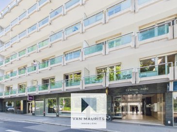 Situé au cœur de la ville dans un environnement dynamique et recherché, cet immeuble de caractère datant de 1965 propose une surface utilisable d'environ 401 m² sur un terrain de 2 221 m², offrant un cadre idéal pour une activité professionnelle. Implanté sur 7 étages, l'ensemble se présente comme suit :

Le sous-sol comprend une cave de ± 3 m², six garages de ± 13 m² situés au niveau -1, trois garages de ± 13 m² situés au niveau -4, ainsi qu'une première réserve de ± 12 m² et une seconde réserve de ± 46 m².

Le rez-de-chaussée se compose d'un hall de ± 18 m², d'un premier bureau de ± 12 m², d'un deuxième bureau de ± 21 m², d'un troisième bureau de ± 16 m², d'un premier espace commercial de ± 125 m², d'un second espace commercial de ± 136 m², d'une kitchenette de ± 19 m², d'un local informatique de ± 10 m², d'un local technique de ± 12 m², d'une réserve de ± 2 m² avec point d'eau, d'une réserve de ± 7 m², d'un premier WC séparé de ± 11 m² (composé de deux WC) ainsi que d'un second WC séparé de ± 12 m² (composé de deux WC).

Équipements et prestations :

La propriété est équipée de châssis en métal et de puits de lumière. Le chauffage est assuré par un système au gaz alimentant des radiateurs, complété par divers systèmes de sprinklers et un câblage électrique complet. Les revêtements de sols alternent entre béton ciré, carrelage et parquet, tandis que les revêtements muraux se composent de béton, de bois-lambris, de crépi, de peinture et de divers accessoires acoustiques.

Côté équipements électriques, l'immeuble dispose d'une alarme, de caméras, de détecteurs de fumée, de la fibre optique, de prises électriques et d'un réseau informatique. La cuisine est pourvue d'une kitchenette, d'un frigo, d'un lave-vaisselle, de meubles de cuisine et d'un plan de travail.

À l'extérieur, vous profiterez d'une vue dégagée et agréable sur le parc environnant.

En bon état général, cette propriété bénéficie d'une exposition ouest et se situe à proximité immédiate des commerces, des connexions autoroutières, des parcs, des parcs de jeux, des parkings publics, des pharmacies, des pistes cyclables, des restaurants et du tram.

Agent responsable :

Maurits van Rijckevorsel

+352 621 198 891

maurits@vanmaurits.lu