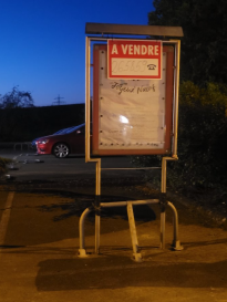 Parking / Emplacement extérieur, accès direct dépuis la rue principale.