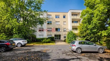 Immo Losch vous propose à la vente cet agréable appartement de deux chambres, situé au 2áµ‰ étage d'une résidence avec ascenseur, dans le quartier résidentiel de Cents à Luxembourg-Ville.

D'une surface habitbale de 80,7 m², l'appartement offre des volumes généreux et une configuration particulièrement intéressante, notamment grâce à une deuxième chambre actuellement ouverte sur le salon et pouvant être facilement séparée à l'aide d'une porte coulissante. (Surface utile 86.7m2)

L'appartement s'ouvre sur un hall d'entrée qui dessert les différentes pièces. Il dispose de deux chambres spacieuses : la première est indépendante, tandis que la seconde est actuellement ouverte sur le séjour, créant ainsi un espace de vie plus généreux. Cette pièce peut toutefois retrouver son indépendance grâce à la porte coulissante existante.

Le salon lumineux bénéficie d'un accès direct au balcon d'environ 6 m², offrant un agréable espace extérieur privatif. La cuisine individuelle ainsi que la salle de douche complètent l'espace intérieur.

Une cave privative ainsi que un emplacement de parking intérieur sont inclus dans la vente.

Informations complémentaires
- 2áµ‰ étage avec ascenseur 
- Résidence construite vers 1980 
- Chauffage individuel au gaz 
- Chaudière remplacée en 2008 
- Classe énergétique : E / E 

Un emplacement recherché à Luxembourg-Cents

Le quartier de Cents offre un environnement résidentiel agréable tout en permettant de rester à proximité du centre de Luxembourg-Ville et de ses nombreuses infrastructures. Sa situation convient particulièrement aux personnes souhaitant profiter d'un cadre de vie plus calme tout en conservant un accès pratique aux différents quartiers de la capitale.

Avec ses deux chambres, ses beaux volumes, son balcon et ses deux emplacements intérieurs, cet appartement constitue une opportunité intéressante pour un couple, une petite famille ou un investisseur à la recherche d'un bien offrant une configuration flexible.

Pour plus d'informations ou pour organiser une visite, contactez Immo Losch :
+352 26 53 26 11
info@immolosch.lu
www.immolosch.lu

 ---------- 
Immo Losch bietet Ihnen diese angenehme Zweizimmerwohnung zum Verkauf an, gelegen im 2. Stock eines Aufzugsgebäudes, im Wohngebiet Cents in Luxemburg-Stadt.

Mit einer Wohnfläche von 80,7 m² bietet die Wohnung großzügige Räume und eine besonders interessante Aufteilung, vor allem dank eines zweiten Zimmers, das derzeit offen zum Wohnzimmer ist und leicht mit einer Schiebetür abgetrennt werden kann. (Nutzfläche 86,7 m2)

Die Wohnung öffnet sich zu einer Diele, die die verschiedenen Zimmer verbindet. Sie verfügt über zwei geräumige Schlafzimmer: Das erste ist unabhängig, während das zweite derzeit offen zum Wohnzimmer ist und so für ein großzügigeres Wohnerlebnis sorgt. Dieses Zimmer kann jedoch durch die vorhandene Schiebetür wieder unabhängig gemacht werden.

Das helle Wohnzimmer verfügt über direkten Zugang zum Balkon von etwa 6 m² und bietet einen angenehmen privaten Außenbereich. Die einzelne Küche sowie das Duschbad vervollständigen den Innenraum.

Ein privater Kellerraum sowie ein Innenparkplatz sind im Verkauf enthalten.

Weitere Informationen
- 2. Stock mit Aufzug
- Gebäude aus etwa 1980
- Individuelle Gasheizung
- Kessel 2008 ersetzt
- Energieklasse: E / E

Begehrter Standort in Luxemburg-Cents

Das Viertel Cents bietet eine angenehme Wohnumgebung und liegt gleichzeitig in der Nähe des Zentrums von Luxemburg-Stadt und seiner zahlreichen Infrastrukturen. Die Lage ist besonders geeignet für Personen, die ein ruhigeres Lebensumfeld suchen, aber dennoch einen praktischen Zugang zu den verschiedenen Stadtteilen der Hauptstadt haben möchten.

Mit seinen zwei Schlafzimmern, den großzügigen Räumen, dem Balkon und den zwei inneren Parkplätzen stellt diese Wohnung eine interessante Gelegenheit für ein Paar, eine kleine Familie oder einen Investor dar, der nach einer Immobilie mit flexibler Konfiguration sucht.

Für weitere Informationen oder um eine Besichtigung zu vereinbaren, kontaktieren Sie Immo Losch:
+352 26 53 26 11
info@immolosch.lu
www.immolosch.lu

 ---------- 
Immo Losch offers for sale this pleasant two-bedroom apartment, located on the 2nd floor of a building with an elevator, in the residential neighborhood of Cents in Luxembourg City.

With a living area of 80.7 m², the apartment offers generous spaces and a particularly interesting layout, notably thanks to a second bedroom currently open to the living room and easily separable with a sliding door. (Usable area 86.7 m²)

The apartment opens onto an entrance hall that serves the various rooms. It has two spacious bedrooms: the first is independent, while the second is currently open to the living room, creating a more generous living space. This room can, however, regain its independence thanks to the existing sliding door.

The bright living room benefits from direct access to a balcony of about 6 m², offering a pleasant private outdoor space. The separate kitchen and the shower room complete the interior space.

A private cellar and an underground parking space are included in the sale.

Additional information
- 2nd floor with elevator
- Residence built around 1980
- Individual gas heating
- Boiler replaced in 2008
- Energy class: E / E

A sought-after location in Luxembourg-Cents

The Cents neighborhood offers a pleasant residential environment while remaining close to the center of Luxembourg City and its many infrastructures. Its location is particularly suitable for people wishing to enjoy a quieter living environment while maintaining easy access to the different neighborhoods of the capital.

With its two bedrooms, spacious volumes, balcony, and two indoor parking spaces, this apartment represents an interesting opportunity for a couple, a small family, or an investor looking for a property offering flexible configuration.

For more information or to organize a visit, contact Immo Losch:
+352 26 53 26 11
info@immolosch.lu
www.immolosch.lu