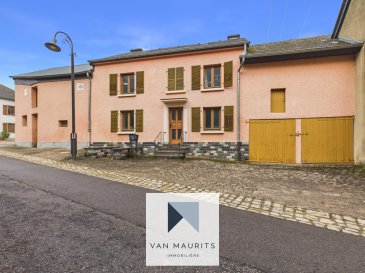 Située au cœur du village de Medingen, dans la commune de Contern, cette maison avec annexes offre un ensemble immobilier au beau potentiel, idéal pour un projet de rénovation et de valorisation. La maison principale développe une surface habitable de ± 100 m² répartie sur deux niveaux et se compose comme suit :

Maison

Le rez-de-chaussée s'ouvre sur un hall d'entrée de ± 5 m² desservant une cuisine de ± 12 m², une salle à manger de ± 13 m² ainsi qu'un séjour de ± 10 m². Une salle de douche de ± 8 m² complète ce niveau. La maison bénéficie également d'une terrasse de ± 10 m² ainsi que d'un garage de ± 33 m².

Au premier étage, l'espace nuit se compose de trois chambres offrant respectivement ± 13 m², ± 14 m² et ± 14 m². Un palier de ± 9 m² assure la distribution de cet étage.

La maison dispose d'un grenier non aménagé de ± 59 m², offrant une importante surface complémentaire et un potentiel d'aménagement à étudier.

Annexes

La propriété comprend également une importante grange offrant ± 62 m² au rez-de-chaussée et ± 62 m² au premier étage, ce dernier accueillant notamment les espaces de buanderie et de chaufferie. Une ancienne « milk house » de ± 14 m² vient compléter les dépendances de cet ensemble immobilier.

Prestations et équipements :
- Chauffage au gaz par radiateurs.
- Chaudière au gaz.
- Châssis en bois.
- Double vitrage.
- Sols en carrelage.
- Revêtements muraux en peinture et papier peint.
- Toiture en ardoises.
- Disponibilité à l'acte.

Environnement et commodités :
Située à Medingen, dans la commune de Contern, la propriété profite d'un environnement villageois calme tout en restant à proximité des commodités des localités voisines. Les infrastructures sportives, clubs et crèches sont notamment accessibles à Moutfort, tandis qu'une pharmacie se trouve à Contern. Les transports en commun, restaurants, pistes cyclables et chemins de randonnée complètent l'environnement de la propriété, permettant de profiter d'un cadre de vie rural tout en conservant une bonne accessibilité vers les principaux pôles du pays.

Agent responsable : Alexandre Apolinario
Tél. : +352 691 282 214
E-mail : alexandre@vanmaurits.lu