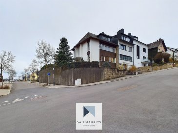 Idéalement situé à Luxembourg-Cessange, dans un quartier résidentiel paisible, proche du centre-ville et de toutes les commodités, cette maison est construite sur un terrain de 4,42 ares et offre une superficie totale d'environ ± 252 m², incluant environ ± 171 m² de surface habitable.

Elle se compose de la manière suivante :

Au rez-de-chaussée, un hall d'entrée d'environ ± 1 m² mène à un palier d'environ ± 1 m² qui dessert un salon d'environ ± 36 m², une cuisine aménagée d'environ ± 11 m² avec accès au jardin (possibilité de créer une cuisine ouverte), une chambre d'environ ± 9 m², un deuxième palier d'environ ± 5 m², un WC séparé d'environ ± 1 m² et une terrasse d'environ ± 14 m².

Le 1er étage se compose d'un palier d'environ ± 5 m² (avec débarras intégré), trois chambres d'environ ± 13 m², ± 16 m² et ± 18 m², un autre palier d'environ ± 2 m², un dressing d'environ ± 1 m² et une salle de bain d'environ ± 10 m² (avec double vasque, baignoire, douche et WC).

Une partie des combles est aménagée en appartement avec un palier d'environ ± 2 m², un salon d'environ ± 13 m², une cuisine d'environ ± 12 m², une chambre d'environ ± 8 m², une salle de douche d'environ ± 4 m² (avec lavabo, douche et WC) ainsi qu'un débarras d'environ ± 2 m².

La seconde partie des combles d'environ ± 20 m² est isolée et agencée pour du stockage.

Au sous-sol, un palier d'environ ± 4 m² mène à un garage d'environ ± 21 m² (places pour 1 grande voiture), une buanderie d'environ ± 11 m², une cave d'environ ± 13 m², une chaufferie d'environ ± 10 m² et un débarras d'environ ± 2 m².

À l'extérieur, une terrasse d'environ ± 20 m² et un grand jardin sans vis-à-vis complètent ce bien.

Détails supplémentaires :

- Emplacement idéal
- Chaudière à gaz Buderus installée en 2016
- Chauffage par radiateurs
- Double vitrage sur châssis aluminium/bois
- Fibre optique
- Terrasse
- Jardin
- Caves
- Buanderie
- Garage et place de parking
- Écoles, crèches, parcs, aires de jeux, restaurants, boutiques
- Desservi par les transports en commun

Personne en charge du bien :

Yuliana Dimitrova  
Tel : +352661 50 27 19  
email : yuliana@vanmaurits.lu