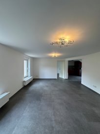 WK Immo Promotions a le plaisir de vous présenter ce magnifique duplex lumineux entièrement rénové, situé à Bettendorf.

Implanté dans une maison bifamiliale, ce bien offre des espaces généreux et une atmosphère moderne et chaleureuse. Il se compose comme suit :

Un vaste séjour lumineux  
Une cuisine moderne entièrement équipée  
4 pièces polyvalentes pouvant être aménagées en chambres, bureau ou salle de loisirs selon vos besoins  
Une élégante salle de douche avec douche italienne haut de gamme  
Un WC séparé  

Le duplex a bénéficié d'une rénovation complète avec des matériaux contemporains et des finitions soignées, garantissant un confort de vie optimal dans un cadre raffiné.

Situé dans un environnement calme et verdoyant, ce bien profite également de la proximité des commodités et des axes principaux.

Pour tout renseignement complémentaire ou pour organiser une visite, n'hésitez pas à contacter WK Immo Promotions au +352 621 686 850.