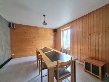 Bel appartement meublé type F2 au 1er étage composé d'une entrée ouverte sur salon/séjour, une chambre, une cuisine équipée, salle d'eau WC; Au second étage une pièce indépendante pouvant servir de bureau ou chambre; Un petit jardin et espace de rangement extérieur.