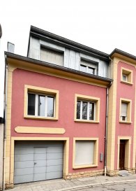 APPARTEMENT 2 CHAMBRES  70 m2 habitables 
sis au 2ème étage sans ascenseur 
d'une maison mitoyenne rénovée (en 2012)  à 2 unités seulement.
(adresse: 30 rue Antoine Zinnen L-3597 Dudelange)

L'appartement se compose comme suit:
=============================
- Hall d'entrée (4.5)
- Séjour avec parquet au sol (23)
- Cuisine équipée séparée (6)
- 2 chambres à coucher avec parquet au sol (14,50 m² + 12,50 m²)
- Salle de bains avec baignoire et WC suspendu (5.5)
- Cave privative au sous-sol -1
- 1 emplacement privatif pour voiture (+- 18 m²) dans grand garage avec accès par grande porte sectionnelle 

-  Buanderie commune avec emplacement privatif pour machine à laver
- Grand jardin arrière & terrasse (exposition ouest)
    à utilisation commune  pour les 2 appartements

!! APPARTEMENT SOUS CONTRAT DE LOCATION POUR LE MOMENT !!

Détail technique:  
============
- Fenêtres PVC-double vitrage
- Chaudière à condensation de 2012
- Electricité refaite en 2012
- Façade refaite en 2012
- Porte - garage de 2012

Situation:
======
L'objet est idéalement situé à proximité immédiate du Centre Ville de Dudelange et proche de toutes les commodités,services, écoles, transports en commun et Autoroute