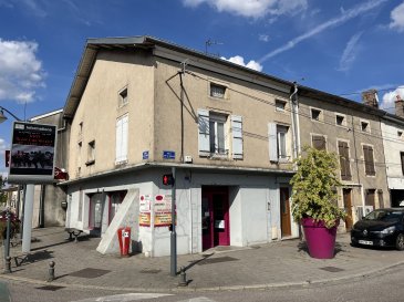 Immeuble de rapport.  Rdc commercial loué 5.640 euros l'an, au 1er étage un F3 d'environ 100 m2 et au dessus un F1   grenier. Menuiseries, chauffage et plombrerie recents, toiture remaniée avec isolation. Nombreuses possibilités !  