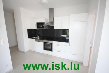 Bel appartement construction 2015 situé au 121 route d'Arlon a deux pas du centre ville, living avec cuisine équipée, terrasse, 2 chambres à coucher, WC sép., salle de bains, grande cave, buanderie commune et emplacement parking intérieur
Disponible 01/08/2018.
Ref agence :916867