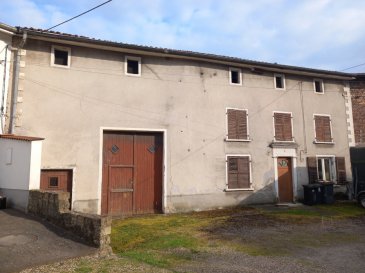 Fermette ou villa - 182m2 - 5 chambres – Grange – Dépendances.


NOUS VENDONS, située à moins d’une demi-heure de la
frontière du LUXEMBOURG (SCHENGEN),

une ancienne fermette lorraine de village établie sur un terrain partiellement
clos de 13a25.

Elle offre une surface habitable de 182,66 m2 comprenant notamment :
En plain-pied : une chambre de 19,12 m2.
Une seconde chambre de 18,18 m2 accessible à la fois par le couloir et par un séjour de 18,96 m2.
Dans une extension rajoutée à l’arrière du bâtiment : une cuisine de 12,00 m2.
En demi-niveau inférieur de 3 marches : Un WC séparé.
Une salle de bains, baignoire et douche, de 7,60 m2.
A ce niveau également des dégagements et une remise de 11,43 m2. Ces surfaces n’ont pas été comptabilisées dans le total habitable annoncé. 
A l’étage : Une salle d’eau mansardée de 11,72 m2, établie sur dalle dans l’extension arrière.
Trois chambres de 23,50 m2 et 21,38 m2, permettant le seul accès à une troisième chambre à l’étage de 29,10 m2.
Avec aussi, sur le côté gauche de la maison, une grange de 84,84 m2 dont 45,32 m2 sont doublés sur poutres et plancher. 
A l’arrière de cette grange, un ancien poulailler de 45 m2, et une ancienne étable de 21 m2 doublée à l’étage.

*** Installation électrique rénovée.
*** Vue imprenable sur la nied qui borde la propriété.                           

LE BIEN EST IMMEDIATEMENT DISPONIBLE.

CONTACT :

Solange PIRAS – Agent commercial EI
au : 06 29 05 51 96

Mail : abel.piras@gmail.com

NB : Les frais d\'agence sont à la charge du vendeur.

