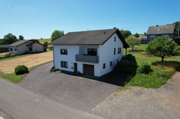Großzügiges Einfamilienhaus in der Eifel – viel Platz für Familie, Freizeit und Naturgenuss für Familien, Pendler oder Eifelliebhaber auf der Suche nach Erholung und Lebensqualität.

Inmitten der idyllischen Eifel erwartet Sie dieses gepflegte Einfamilienhaus auf einem großzügigen Grundstück von 688 m². Das im Jahr 1996 erbaute Haus bietet mit seinen ca. 133 m² Wohnfläche, verteilt auf zwei Etagen, sowie 46 m² Nutzfläche (inklusive Garage), ausreichend Platz für Familien, Paare oder Naturliebhaber mit dem Wunsch nach Rückzug aus dem städtischen Alltag.

Das Haus ist vielseitig nutzbar, sei es als dauerhafter Wohnsitz, Wochenendrefugium oder als Zweitwohnsitz. Ebenso kann das Haus in zwei Wohneinheiten aufgeteilt werden. Es überzeugt durch seine praktische Raumaufteilung, lichtdurchflutete Räume und zahlreiche Nutzungsmöglichkeiten.
Durch die im Haus integrierte Garage gelangen Sie zum einen, trockenen Fußes ins Haus und zum anderen bietet diese Ihnen eine schöne Ausbaureserve, sodass die Wohnfläche hier mit wenig Aufwand noch erweitert werden kann.

Raumaufteilung und Ausstattung:
Erdgeschoss (ebenerdig begehbar):
Zugang über den gepflasterten Vorplatz mit Garage (integriert) und mehreren Stellplätzen
Waschküche mit
Öl-Zentralheizung mit 4 × 1.500 Liter Tanks
Zwei vielseitig nutzbare Räume (z.B. Büro, Gäste- oder Spielzimmer)
Hochparterre (über Terrasse oder Innentreppe zugänglich):

Großzügiges, helles Wohn- und Esszimmer mit schönem Ausblick
Funktionale Küche mit gemütlicher Eckbank und angrenzendem Balkon
Vorratsraum direkt neben der Küche
Zwei Schlafzimmer
Tageslicht-Duschbad

Dachgeschoss:
Großzügiger Speicher mit Ausbaureserve oder viel Stauraum

Weitere Ausstattungsmerkmale:
Betondach mit Ziegeldeckung
TV-Sat-Anschluss und WLAN vorhanden
Möblierung nach Absprache können übernommen werden / Verhandlungsbasis

Gepflegter Zustand, sofort bezugsbereit

Sie suchen ein solides Zuhause mit viel Platz, Ruhe und Naturanschluss? Dann ist dieses Haus in Coop genau das Richtige für Sie. Vereinbaren Sie gerne einen Besichtigungstermin – wir freuen uns auf Ihre Anfrage!