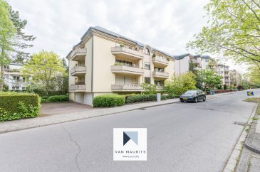 Situé à Luxembourg-Limpertsberg, au 2ème étage d'une petite résidence soignée de 6 unités, cet agréable appartement traversant d'une surface cadastrale de ± 165 m² se compose comme suit :

le hall d'entrée ± 8 m² (avec un wc séparé) dessert une cuisine séparée de ± 17 m² avec une sortie sur une première terrasse couverte de ± 14 m², orientée au sud, et avec un cellier de ± 3 m², ensuite se trouve un double salon (une cheminée traditionnelle) avec accès à la terrasse de ± 14 m² et à une seconde terrasse couverte de ± 8 m², orientée à l'ouest.

La partie nuit de l'appartement est composée de quatre chambres de ± 12, 14, 15 et 18 m²; d'une salle de bain de ± 6 m² (baignoire, double vasque, wc et fenêtre), d'un wc séparé avec lave-mains, d'une salle de douche de ± 3 m² (douche et lavabo).

Au sous-sol, un garage individuel de ± 29 m² (deux voitures en enfilade) et une cave privative de ± 9 m² complètent l'offre.

Détails complémentaires :

- Rue très calme, sans issue ;
- Pas de vis-à-vis ; vue dégagée sur la verdure ;
- Orientation sud, appartement lumineux ;
- Nombreux rangements et placard intégrés ;
- Ascenseur ;
- Cheminée traditionnelle au salon ;
- Deux terrasses couvertes ; 
- Situation idéale, proche de toutes commodités : écoles, crèches, commerces, accès autoroutiers, aires de jeux, ... ;
- Transports en commun à proximité ;
- Travaux de modernisation à prévoir.

Agent responsable : Katia Gravière au 661 33 29 82 ou katia@vanmaurits.lu

