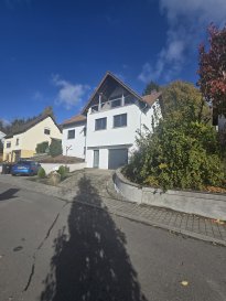 Immo Nordstrooss vous propose en vente une charmante maison individuelle située à proximité de l'autoroute ainsi que du centre ville avec toutes ses commodités dans le Cité Loppert à Ettelbruck sise sur un terrain de +/-8.18 ares.

Construite en 1980, la maison offre une surface habitable de +/- 228,07 m2 et une surface totale de +/- 307 m2.

- au rez-de-chaussée hall d'entrée/escalier 18.37m2, bureau 10.79m2, un grand garage pour deux voiture 37.80, espace chaufferie, une cave et 2 emplacements extérieurs.

- au rez-de-jardin le hall, un grand living trés spacieux avec une salle à manger, une cuisine bien équipée ouverte 47.03m2 avec accès au terrasse 39m2 et au jardin, et 3 chambres à coucher ( 16.05m2, 15.96m2, 9,20m2 ), salle de douche avec double vasque 6.78m2,et un WC séparé.

- à l'étage hall de nuit, 2 grande chambres à coucher, une avec accès au balcon7.50m2 avec magnifique vue, salle de bain et une espace kitchinette.

Situation : en périphérie Ouest, dans un lotissement à flanc de colline orienté Sud proche de la voirie principale. Cadre vallonné en pleine nature. Stationnement possible en bordure de voirie. Bonnes liaisons avec le centre-ville.

Pour tout renseignement complémentaire ou information veuillez nous contacter par email info@immonordstrooss.lu ou par Tél: 691 850 805.

Proposition de crédit/financement à taux compétitif auprès des banques Luxembourgeoise incluse dans nos services gratuits.