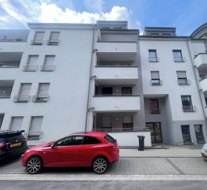 AXHOME IMMO vous propose à la location cet appartement 2 chambres de +/− 85 m².

Disponible à partir du 1er novembre 2026.

Situé dans une nouvelle résidence à Pétange, l'appartement offre une surface habitable de +/− 85 m² au 3ème étage. Il se compose d'un hall d'entrée, d'un WC séparé, d'un séjour avec cuisine ouverte donnant accès à un balcon, d'une salle de douche et de 2 chambres à coucher.

L'appartement comprend également :

- Un parking intérieur privatif
- Une cave

Pour plus d'informations, n'hésitez pas à nous contacter :
- par téléphone : +352 691911993
- par email : info@axhome.lu

Nous restons également à votre entière disposition si vous souhaitez vendre ou louer votre bien. Nous prenons en charge toutes les démarches administratives liées à votre bien immobilier.

Nous sommes aussi à votre disposition pour des estimations gratuites.

 ---------- 
AXHOME IMMO bietet Ihnen diese 2-Zimmer-Wohnung mit ca. 85 m² zur Miete an.

Verfügbar ab dem 1. November 2026.

Liegt in einer neuen Residenz in Pétange, die Wohnung bietet eine Wohnfläche von ca. 85 m² im 3. Stock. Sie besteht aus einem Eingangsbereich, einer separaten Toilette, einem Wohnzimmer mit offener Küche, das Zugang zu einem Balkon hat, einem Duschraum und 2 Schlafzimmern.

Die Wohnung umfasst außerdem:

- Einen privaten Tiefgaragenstellplatz
- Ein Keller

Für weitere Informationen zögern Sie nicht, uns zu kontaktieren:
- telefonisch: +352 691911993
- per E-Mail: info@axhome.lu

Wir stehen Ihnen auch gerne zur Verfügung, wenn Sie Ihre Immobilie verkaufen oder vermieten möchten. Wir übernehmen alle administrativen Formalitäten im Zusammenhang mit Ihrer Immobilie.

Wir stehen Ihnen auch für kostenlose Bewertungen zur Verfügung.

 ---------- 
AXHOME IMMO offers you to rent this 2-bedroom apartment of approximately 85 m².

Available from November 1, 2026.

Located in a new residence in Pétange, the apartment offers a living area of approximately 85 m² on the 3rd floor. It consists of an entrance hall, a separate toilet, a living room with an open kitchen leading to a balcony, a shower room, and 2 bedrooms.

The apartment also includes:

- A private indoor parking space
- A cellar

For more information, do not hesitate to contact us:
- by phone: +352 691911993
- by email: info@axhome.lu

We also remain at your entire disposal if you wish to sell or rent your property. We handle all administrative procedures related to your property.

We are also available for free estimates.

 ---------- 
AXHOME IMMO bitt Iech dëst Appartement mat 2 Schlofkummeren vu ca. 85 m² ze lounen.

Disponibel vum 1. November 2026 un.

Läit an enger neier Résidenz zu Péiteng, de Appartement huet eng Wunnfläch vu ca. 85 m² um 3. Stack. Hien besteet aus engem Entrée, engem getrennte WC, engem Wunnzëmmer mat oppener Kichen déi Zougang zu engem Balkon gëtt, engem Duschzëmmer a 2 Schlofkummeren.

De Appartement enthält och:

- Eng privat intern Parking
- Eng Kellerrumm

Fir méi Informatiounen, zéckt net eis ze kontaktéieren:
- per Telefon: +352 691911993
- per E-Mail: info@axhome.lu

Mir stinn Iech och vollständig zur Verfügung wann Dir Äre Besëtz wëllt verkafen oder lounen. Mir iwwerhuelen all administrativ Schrëtt am Zesummenhang mat Ärem Immobilienbesëtz.

Mir sinn och fir gratis Schätzungen fir Iech do.