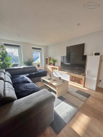 Appartement duplex lumineux d'environ 90 m² bénéficie d'un emplacement privilégié, à proximité immédiate du centre-ville, des commerces, des écoles et des transports en commun.
 
Situé au 3ème étage d'une résidence calme sans ascenseur, il allie confort et praticité.
 
Cet espace de vie a été conçu pour offrir un cadre agréable et bien agencé. 

Au niveau principal, vous trouverez un hall d'entrée, une cuisine équipée, un séjour lumineux, une chambre à coucher et une salle de douche.
 
À l'étage supérieur, une grande chambre et une salle de douche privative viennent compléter le tout. 

En sous-sol, une cave privative offre un espace de stockage supplémentaire. 

Il est possible de louer un garage à seulement une minute à pied, une solution pratique pour votre stationnement.

Agence ELSA'HOME à votre écoute pour la concrétisation de vos projets en toute confiance.

------------------------------------------------------------------

Bright duplex flat of approximately 90 m² in a prime location, close to the town centre, shops, schools and public transport.
 
Located on the 3rd floor of a quiet residence without a lift, it combines comfort and practicality.
 
This living space has been designed to offer a pleasant and well-appointed setting.

On the main level, you will find an entrance hall, a fitted kitchen, a bright living room, a bedroom and a shower room.
 
Upstairs, a large bedroom and a private shower room complete the property. 

In the basement, a private cellar offers additional storage space. 

It is possible to rent a garage just a minute's walk away, a convenient solution for your parking needs.

ELSA'HOME Agency is at your service to help you realise your projects with confidence.