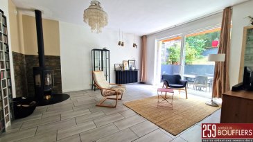 NANCY/COLLINE-LIBERATION - MAISON AVEC TERRASSE, JARDIN ET G.  En Exclusivité ! NANCY/COLLINE-LIBÉRATION. Agréable maison mitoyenne d'un seul côté, offrant 130m2 habitables répartis sur trois niveaux. Fonctionnelle et lumineuse, elle offre : au rez-de-chaussée : une entrée, une buanderie/cellier/chaufferie, ainsi que 3 garages avec portes automatiques offrant de nombreuses possibilités de stationnement et de rangement. Au premier étage : un dégagement dessert un salon/séjour exposé plein Sud, ouvrant sur deux terrasses (une avec un store et une à l'ombre d'un arbre) et un jardin privatif entièrement arboré et clôturé, agrémenté d'un bain nordique, idéal pour profiter de moments de détente en extérieur. Vous y trouverez également une cuisine indépendante équipée exposée Nord, une suite parentale avec sa salle d'eau privative, un bureau pouvant également faire office de chambre, ainsi qu'un WC indépendant. Au deuxième étage : 3 chambres, un dressing, placards de rangement et une salle d'eau avec WC. Le chauffage est assuré par un système mixte comprenant un poêle à bois, chaudière au gaz et des convecteurs électriques, garantissant confort et flexibilité tout au long de l'année. Idéalement située à proximité immédiate des commerces, des écoles, des transports en commun et des principaux axes autoroutiers. www.agencedeboufflers.fr.
Les informations sur les risques auxquels ce bien est exposé sont disponibles sur le site Géorisques : www.georisques.gouv.fr