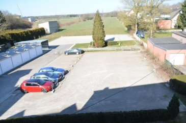 Strassen, proche de l'embranchement de l'autoroute, 8 places de parking à louer derrière la route d'Arlon, disponible de suite, prix à l'unité : 100 euros, Contact et visites : Rosalba Maitre 691 550 189