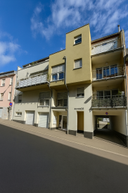 Nous vous proposons en exclusivité ce bel appartement de 89,42 m² situé au 1er étage d'une résidence construite en 2008 avec ascenseur, comprenant seulement 9 unités.

L'appartement se compose de :
un hall d'entrée,
un lumineux séjour/salle à manger avec accès direct au balcon (12 m²),
une cuisine séparée, également ouverte sur le balcon,
2 chambres à coucher,
une salle de bains,
ainsi qu'une cave privative au rez-de-chaussée.

L'ensemble est en très bon état général et actuellement loué pour un montant de 1.500 € par mois.

Localisation :
L'appartement est idéalement situé au cœur de Differdange, à proximité immédiate des commerces,
restaurants, écoles, transports publics (gare et arrêts de bus), ainsi que du centre culturel « Aalt Stadhaus » et du
parc Gerlache. Les axes N31, N32 et l'autoroute A13 sont rapidement accessibles.


Contactez Christine Pianon  Objektiv Wunnen sc-sis
Tél. : +352 621 77 85 10