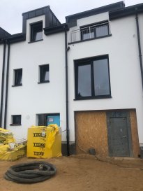 Newgest vous propose 4 maisons en cours de construction à HASSEL, Rue de Luxembourg

LOT 3
Surface brute +/- 290 m2
Surface habitable +/- 250 m2
Terrain 2,52 ares

Rez-de-chaussée
Hall d’entrée, chaufferie, buanderie, garage 2 voitures, cave.

Rez-de-jardin
Hall avec cage d’escaliers, cuisine, WC séparé, living, salle à manger, rangements, terrasse, jardin

Etage 1
Hall avec cage d’escaliers, 3 chambres, 1 chambre parentale avec dressing, 2 salles de bains, WC séparé

Combles
Open Space aménageable 

LES ATOUTS
Menuiserie extérieure avec triple vitrage et volets raffstore électriques
Interphone vidéo
Finitions de haute qualité

Prix de vente affiché TVA 3% suivant conditions du règlement grand-ducal modifié du 30 juillet 2002

La ville de Hassel est intégrée à la section de la commune de Weiler-la-Tour.
Située à 5 minutes de Hesperange / Howald et à 10 km de la Ville de Luxembourg, celle-ci est desservie par les transports routiers réguliers.

N'hésitez pas de nous contacter pour amples renseignements info@newgest.lu ou 691125293