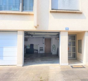 A vendre un garage fermé avec un emplacement de parking devant, situés au 30, rue Béatrix de Bourbon à Luxembourg-Merl. 

Détails complémentaires :

- Porte électrique avec télécommande ;
- Garage de +/- 15 m 2, idem pour emplacement; 
- Disponible immédiatement.

Agent responsable : Katia Gravière au 661 33 29 82 ou katia@vanmaurits.lu

