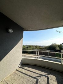 Dans le quartier de Gasperich, dans une rue calme, à proximité de toutes les commodités et de la Cloche d'Or, voici un agréable appartement comprenant deux chambres, un salon/salle à manger très lumineux, une cuisine équipée séparée donnant sur un agréable balcon, une salle de bains et un emplacement de stationnement interne.

Bail de 2 ans minimum

Pour de plus amples informations, vous pouvez joindre l'agence immobilière Newhouse au 621319510 ou à contact@new-house.lu

Les honoraires de l'agence s'entendent HTVA et sont partagés entre le propriétaire et le futur locataire.