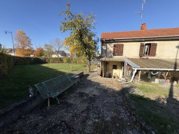 Maison de village - 100m ². PANETTA IMMOBILIER vous propose, 

En exclusivité, 

Dans la commune de Longlaville, secteur très calme, 

Une maison mitoyenne d'un côté d'environ 100m² habitables avec garage et jardin.

Ce bien au fort potentiel se compose comme suit : 

Vous trouverez au rez-de-chaussée une entrée sur cuisine; un grand salon/séjour avec accès véranda ; une grande buanderie; un garage 1 voiture.

L'étage est composé d'un palier desservant 4 chambres dont une passante et un espace salle d'eau.

Les combles sont aménageables.
Travaux à prévoir : fenêtres en SV bois; chauffage électrique; remise aux normes de l'électricité et de l'assainissement; rafraichissement global, cuisine...

Pour plus d’informations et visites, veuillez contacter Monsieur Emmanuel COLSON au +33 6 75 63 18 94.

Les informations sur les risques auxquels ce bien est exposé sont disponibles sur le site Géorisques : www.georisques.gouv.fr