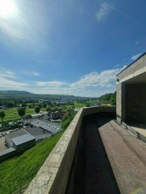 Nouveau projet d'une Maison unifamiliale à ETTELBRUCK. 

EN GROS OEUVRE !!!!!!!!!!!! 

Maison clés en main possible, avec des finitions aux choix du client Possible. 
Situé dans une rue très calme et sans issue en plein coeur d'Ettelbruck. 

La maison se démarquent par une archtitecture moderne intégrée dans le cadre villageois. De plus, la maison bénéficie d'une vue exceptionnelle sans vis a vis. 
LOT A 286 m² surface utile 400m² surface totale: Composition du lot A : 

rez-de-jardin -2: Hall, garages, salle de bain, bureau, cave. rez-de-jardin 

-1: Hall, trois chambres à coucher dont deux avec dressing, salle de bain et local technique. 

- rez-de-chaussée: hall d'entrée, cuisine ouverte donnant très spacieux séjour/salle à manger, WC séparé, bureau et WC séparé. 

- retrait: grande chambre parentale donnant sur terrasse, dressing, salle de bains (7.15 m²), local technique. 

TVA 14% Récupérable !!!!!!!!!! 

Pour tout complément d'information et/ou la documentation détaillée, contactez-nous au tél: 691 850 805. 
Proposition de crédit/financement à taux compétitif d'une banque luxembourgeoise incluse dans nos services gratuits.