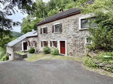 Charmantes Naturidyll an der Luxemburger Grenze ? liebevoll renoviertes Bruchsteinhaus mit 3.950 m² Grundstück  
Wohnen, wo andere Erholung suchen  

Eingebettet in die reizvolle Landschaft des Outals und nur wenige Minuten von Luxemburg entfernt, erwartet Sie dieses außergewöhnlich gepflegte Bruchsteinhaus mit seinem ganz besonderen Charme. Das freistehende Wohnhaus aus dem Jahr 1910 verbindet den Charakter vergangener Zeiten mit modernem Wohnkomfort und bietet Naturliebhabern, Grenzpendlern und Ruhesuchenden ein Zuhause mit hoher Lebensqualität.  

Auf einem beeindruckenden Grundstück von insgesamt ca. 3.950 m² mit Wiesenflächen, eigenem Waldstück und gemütlichem Grillplatz genießen Sie Ruhe, Privatsphäre und einen herrlichen Blick ins Outal. Hier wohnen Sie mitten im Grünen und profitieren gleichzeitig von der hervorragenden Anbindung an Luxemburg.  

Die Immobilie  

Das Haus wurde im Laufe der Jahre mit viel Liebe zum Detail renoviert und befindet sich in einem äußerst gepflegten Zustand. Es kann ohne größere Arbeiten sofort bezogen werden.  

Die Wohnfläche von ca. 70 m² verteilt sich auf mehrere gemütliche Ebenen und vermittelt ein behagliches Wohngefühl mit besonderem Charakter.  

Erdgeschoss  

Über den Eingangsbereich gelangen Sie links in die neuwertige und durchdacht geplante Einbauküche, die bisher kaum genutzt wurde. Angrenzend befinden sich das Esszimmer sowie das gemütliche Wohnzimmer. Eine Holztreppe führt von dort in ein weiteres Zimmer, das sich ideal als Schlafzimmer oder privater Rückzugsbereich eignet.  

Auf der rechten Seite des Hauses befinden sich das Badezimmer mit Dusche und WC sowie weitere Zimmer im Obergeschoss, die über eine separate Holztreppe erreichbar sind.  

Obergeschoss  

Hier stehen Ihnen drei vielseitig nutzbare Räume zur Verfügung. Ob Schlafzimmer, Gästezimmer, Homeoffice, Musikzimmer, Atelier oder Hobbyraum ? Ihrer Kreativität sind keine Grenzen gesetzt.  

Von dieser Ebene gelangen Sie direkt auf die sonnige Terrasse sowie in den Außenbereich mit Grillplatz, Wiesenflächen und eigenem Waldstück.  

Ein Paradies für Naturliebhaber  

Das großzügige Grundstück bietet zahlreiche Möglichkeiten zur individuellen Nutzung. Ob Gartenliebhaber, Tierhalter, Selbstversorger oder Menschen, die einfach nur Ruhe und Natur genießen möchten ? hier finden Sie Ihren persönlichen Freiraum.  

Die Kombination aus Wiese, Wald und Terrasse schafft eine einzigartige Atmosphäre, die heute nur noch selten zu finden ist.  

Ca. 3.950 m² Grundstück  
Wiesen- und Waldflächen  
Sofort bezugsfertig  
Neuwertige Einbauküche  
Sonnige Terrasse  
Gemütlicher Grillplatz  
Öl-Zentralheizung mit Zeitschaltuhr  
WLAN mit bis zu 220 Mbit/s  
Vielfältig nutzbare Zimmer  
Nur ca. 150 m bis zur Bushaltestelle  
Grenznähe zu Luxemburg  

Fazit  
Diese Immobilie ist weit mehr als ein Haus ? sie ist ein Rückzugsort für Menschen, die Natur, Ruhe und Individualität schätzen. Das großzügige Grundstück, der besondere Charme des Bruchsteinhauses und die hervorragende Lage an der Luxemburger Grenze machen dieses Angebot zu einer seltenen Gelegenheit.