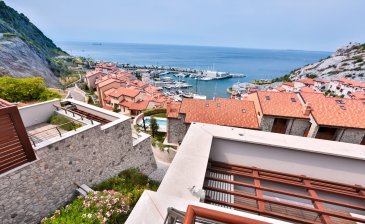 A vendre un appartement de 75.98 m2 au 5ème étage dans une petite résidence avec ascenseur comprenant : un hall d'entrée, un séjour avec cuisine ouverte et équipée, deux chambres, une salle de douche, une cave et un balcon/terrasse 9.61 m2.

Situé dans le Golf de Trieste ( 15mn de l’aéroport de Trieste, 130 km de Venise), ce projet 5 étoiles, respectueux de l’environnement  vous propose une expérience de luxe et de services exclusifs.
Conciergerie 24/24, Spa, boutique, restaurant, complètent ce projet unique.
Immostep Sàrl est en charge pour le Grand-Duché du Luxembourg de la commercialisation des biens résidentiels. Cela va du studio, en passant par des appartements une chambre, deux chambres, trois chambre, penthouse avec vue imprenable sur le belvédère et la mer Adriatique.

Pour tout renseignement supplémentaire veuillez nous contacter, info@immostep.lu