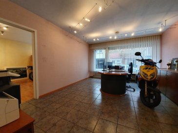 Situés au rez-de-chaussée d'une petite résidence perpendiculaire à la rue de Hollerich, ces bureaux disposent d'une vitrine en façade (± 8 m). 
 
Les locaux se composent d'un hall d'entrée, d'une réception ± 12 m² donnant accès aux deux bureaux côté rue de ± 20 et 24 m². A l'arrière du bâtiment, un couloir ± 7 m² dessert l'espace kitchenette ± 6 m² avec accès à la cour, un bureau ± 13 m² et un wc avec lavabo ± 3.5 m².
 
 
Détails complémentaires:
 
Libre de suite ;
Loyer: 1680 €/mois - Charges: ± 120 €/mois - Garantie: 2 mois de loyer ;
Frais d'agence: 1 mois de loyer + TVA à 17 %.
 
 
Pour les visites, veuillez contacter Sarah Rosenstein au 621 224 050