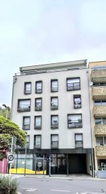 MANSO IMMO vous propose un admirable duplex de +-115 m2 habitables proche de toutes commodités dans la ville de Rumelange. Sis au 1er étage d'une résidence de 2006 très bien entretenue, vous y trouverez le confort nécessaire et de gros volumes pour toute la famille. Ce duplex idéalement conçu vous propose beaucoup de luminosité et tranquillité. Un coup de coeur garantie au final de votre visite est assuré, car le confort et la facilité de la vie quotidienne y sont réunis proche des transports en commun reliant les plus grandes villes du sud luxembourgeois mais également de la ville de Luxembourg. 

Idéalement situé au centre du village de Rumelange cet appartement se compose comme suit:
 - Au premier étage (niveau inférieur) arrivant au hall / couloir d'entrée on accède au séjour / salle à
manger avec de belles baies vitrés. La cuisine fermée est complètement équipée avec cellier donnant accès à une terrasse de 25m2. A ce niveau on y ajoute un WC
séparé.
- Au deuxième étage (niveau supérieur) accessible par des escaliers nous arrivons au hall de nuit / couloir qui relient toutes les pièces a cet étage. Trois belles chambres à coucher et une moderne salle de douche.

Cette offre se complète par une cave privative, un emplacement de parking dans un park-lift et une
buanderie commune.

Cet appartement / duplex dispose de grandes baies vitrées dans la cuisine, de grandes fenêtres dans
les autres pièces et est très lumineux. Chauffage au gaz et les vitres sont en double vitrage avec volets électriques. Les hauteurs aux plafonds sont diversifies ayant 2,70m maximal au salon. 
Résidence familiale avec ambiance conviviale. Proche de toutes commodités comme commerces, restaurants, maison relais et écoles à moins d'une minute à pied.

PHOTOS DISPONIBLES BIENTÔT

Toutes les indications sont basées exclusivement sur les informations mises à notre disposition par nos clients. Nous n'assumons aucune garantie quant à l'exactitude et l'actualité de ces indications.

Les prix affichés s'entendent frais d'agence inclus de 3% + 17%TVA. Les honoraires d'agence sont à charge des vendeurs.

Pour plus d'informations, photos ou convenir d'un rendez-vous, vous pouvez nous contacter au :
352 24 51 33 79 info@mansoimmo.lu

MANSO IMMO bietet Ihnen eine bewundernswerte Maisonette-Wohnung mit +-115 m2 Wohnfläche in der Nähe aller Annehmlichkeiten in der Stadt Rumelange. Sie befindet sich im 1. Stock einer sehr gepflegten Residenz aus dem Jahr 2006. Hier finden Sie allen Komfort und viel Platz für die ganze Familie. Diese ideal gestaltete Maisonettewohnung bietet Ihnen viel Helligkeit und Ruhe. Ein garantiertes Herzklopfen am Ende Ihres Besuchs ist garantiert, da der Komfort und die Leichtigkeit des täglichen Lebens in der Nähe der öffentlichen Verkehrsmittel, die die größten Städte im Süden Luxemburgs verbinden, aber auch in der Stadt Luxemburg vereint sind. 

Die Wohnung befindet sich in idealer Lage im Zentrum des Dorfes Rumelange und setzt sich wie folgt zusammen:
 - Im ersten Stock (untere Ebene) gelangt man von der Eingangshalle in das Wohn- und Esszimmer.
Esszimmer mit schönen Glasfenstern. Die geschlossene Küche ist komplett ausgestattet und verfügt über einen Abstellraum mit Zugang zu einer 25m2 großen Terrasse. Auf dieser Ebene befindet sich auch ein WC.
separates WC.
- Auf der zweiten Etage (obere Ebene), die über eine Treppe erreichbar ist, befindet sich ein Flur, der alle Räume auf dieser Etage miteinander verbindet. Hier befinden sich drei schöne Schlafzimmer und ein modernes Duschbad.

Dieses Angebot wird durch einen privaten Keller, einen Parkplatz in einem Parklift und eine
Gemeinschaftswaschküche.

Diese Wohnung / Maisonettewohnung verfügt über große Fenster in der Küche, große Fenster in den
den anderen Räumen und ist sehr hell. Es wird mit Gas geheizt und die Fenster sind doppelt verglast mit elektrischen Rollläden. Die Deckenhöhen sind unterschiedlich, mit maximal 2,70m im Wohnzimmer. 
Familienresidenz mit freundlicher Atmosphäre. In der Nähe aller Annehmlichkeiten wie Geschäfte, Restaurants, Maison Relais und Schulen, die weniger als eine Minute zu Fuß entfernt sind.

Alle Angaben basieren ausschließlich auf den Informationen, die uns von unseren Kunden zur Verfügung gestellt wurden. Wir übernehmen keine Gewähr für die Richtigkeit und Aktualität dieser Angaben.

Die angezeigten Preise verstehen sich inklusive Maklergebühren von 3% + 17%MwSt. Die Maklergebühren sind von den Verkäufern zu tragen.

Für weitere Informationen, Fotos oder um einen Termin zu vereinbaren, kontaktieren Sie uns bitte unter :
352 24 51 33 79 info@mansoimmo.lu

MANSO IMMO offers you an admirable duplex of +-115 m2 living space close to all amenities in the town of Rumelange. Located on the 1st floor of a well-maintained residence built in 2006, you'll find all the comfort you need and plenty of space for the whole family. This ideally designed duplex offers plenty of light and tranquility. You're sure to fall in love with the property after your visit, as it's close to public transport links to the major cities of southern Luxembourg, as well as to Luxembourg City. 

Ideally located in the center of Rumelange village, this apartment is composed as follows:
 - On the second floor (lower level), arriving at the entrance hall / corridor, one enters the living / dining room
dining room with bay windows. The closed kitchen is fully equipped with a pantry giving access to a 25m2 terrace. On this level, a separate toilet
is added.
- On the second floor (upper level), accessed by stairs, we arrive at the night hall / corridor that connects all the rooms on this floor. Three beautiful bedrooms and a modern shower room.

This offer is completed by a private cellar, a parking space in a park-lift and a shared
laundry room.

This apartment / duplex has large bay windows in the kitchen, large windows in the other rooms and is very bright.
other rooms and is very bright. Gas heating and double-glazed windows with electric shutters. Ceiling heights are varied, with a maximum of 2.70 m in the living room. 
A family residence with a friendly atmosphere. Close to all amenities, including shops, restaurants, Maison Relais and schools less than a minute's walk away.

All details are based exclusively on information provided by our customers. We accept no liability for the accuracy or up-to-dateness of these details.

Prices shown include 3% agency fee + 17% VAT. Agency fees are payable by the seller.

For further information, photos or to arrange an appointment, please contact us on :
352 24 51 33 79 info@mansoimmo.lu