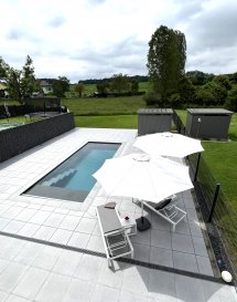 Belle maison jumelée de 2019 d'une surface habitable de +/- 157 m² avec une terrasse de 23 m² et une piscine extérieure sur un terrain de 6,06 ares. Rue très calme, sans trafic, disponible de suite.
Elle se trouve à 7 minutes de Diekirch, 9 minutes d'Ettelbruck et à 15 minutes de Mersch.

Au rez-de-chaussée : cuisine équipée, living avec salle à manger avec accès vers terrasse et jardin, WC séparé, hall et garage pour 2 voitures

Au 1ier étage : 3 chambres à coucher, salle de douche, hall de nuit

Au 2 étage : 1 chambre à coucher

Au sous-sol : 1 chambre à coucher avec accès vers jardin, salle de douche,  buanderie, caves, local technique

Pour toute information supplémentaire ou demande de visite, n'hésitez pas à nous contacter au 621 / 189 136 ou bien par email info@abita.lu