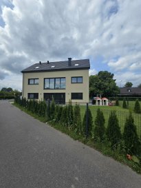 MAISON BI-FAMILIALE A MARNACH !!!

Immo Nordstrooss vous propose cette Belle Maison Bi-Familiale construite en 2023 sise sur un terrain cloture de +/-4.30 ares libre de 4 côtés avec une surface habitable de 267.4 m2 partage en 2 Unités sur 3 niveaux dans un état impeccable, avec des belles finitions, construite avec des matériaux de qualité et proche de toutes commodités.

La maison se compose comme suit : 
Au sous-sol: 
cave, buanderie, local technique, espace loisir.

Au Rez-de-chaussée: 
Prémier appartement comprenant: 

- hall d'entrée, salle de bain avec fenêtre, cuisine ouverte bien équipée avec séjour et salle à manger avec accès vers terrasse, débarras et 2 chambres à coucher.

Au 1er étage : 
Deuxième appartement/Duplex comprenant:

- hall d'entrée, très spacieux living/salle à manger, cuisine équipée ouverte, débarras, 3 belle chambres dont une avec espace dressing, et Salle de bain.

Plusieurs emplacements extérieurs complete cette belle maison.

Pour plus de renseignements ou une visite veuillez nous contacter au 691 850 805.

Proposition de crédit/financement à taux compétitif d'une banque luxembourgeoise incluse dans nos services gratuit.