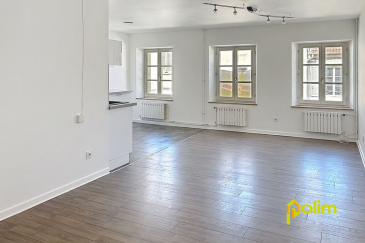 bel appartement F4 de 79 m2 avec grenier au dessus , parfait.  dans une immeuble de standing, plein centre ville , découvrez ce bel appartement F4 de 79 m2 comprenant hall, cuisine équipée ouverte sur piéce de vie , une salle d'eau , un WC, 2 grandes chambres, parfait état , un grenier privatif au dessus , un parking privatif en cour intérieur